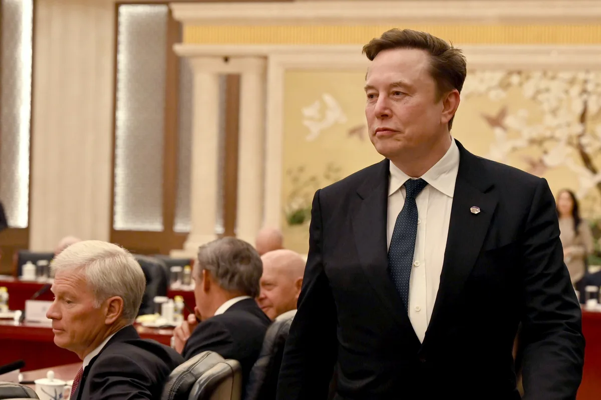Zelenski condecora a Musk en plena polémica por el papel de Starlink en la guerra
