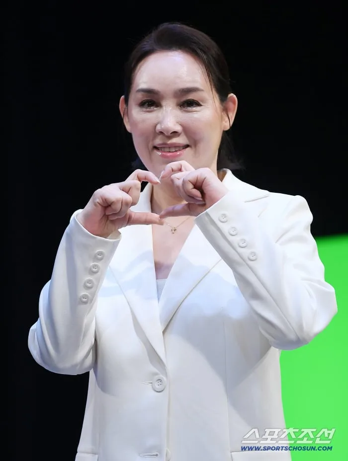 '원조 한류스타' 양수경 "나도 GD팬, 후배들 자랑스러워…BTS·뉴진스가 내 노래 불러줬다"