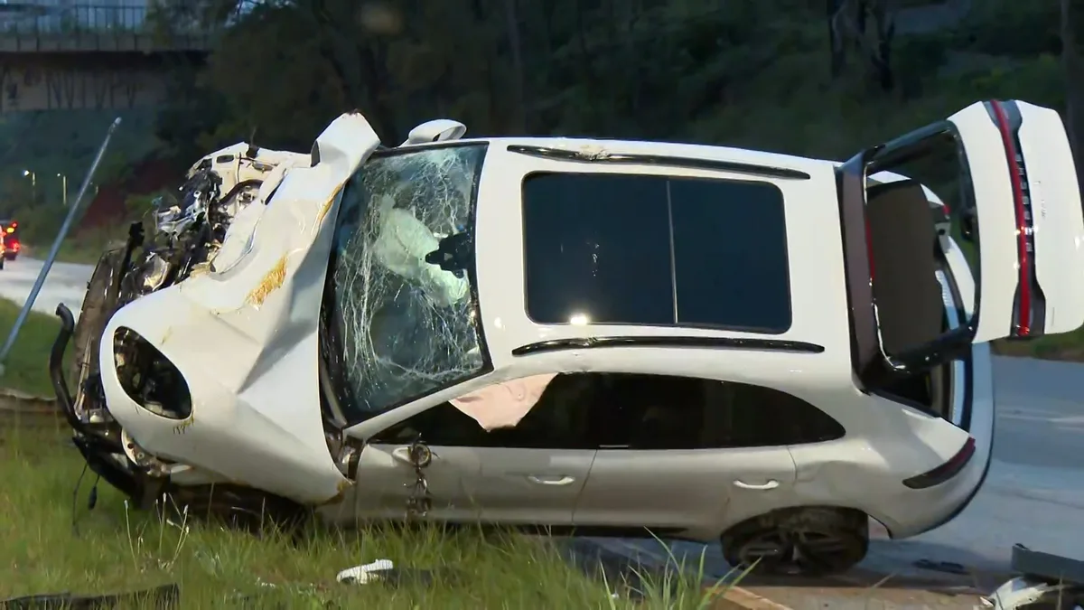 Adolescente pega Porsche escondido da mãe, bate em Hilux e carros capotam na MGC-356, em BH