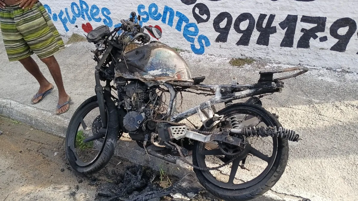 Homem rouba moto, bate em carro durante fuga e fica ferido após veículo pegar fogo em Natal