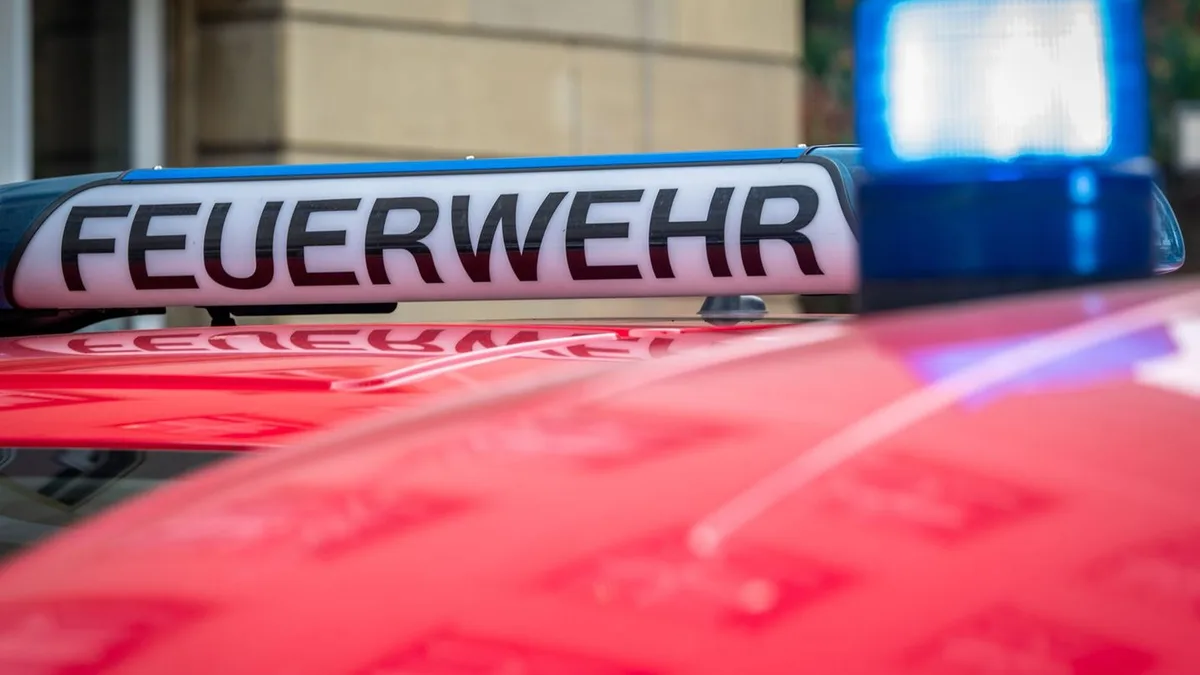 Feuer in Mehrfamilienhaus: Zimmerbrand in Düsseldorf - Familie muss ins Krankenhaus