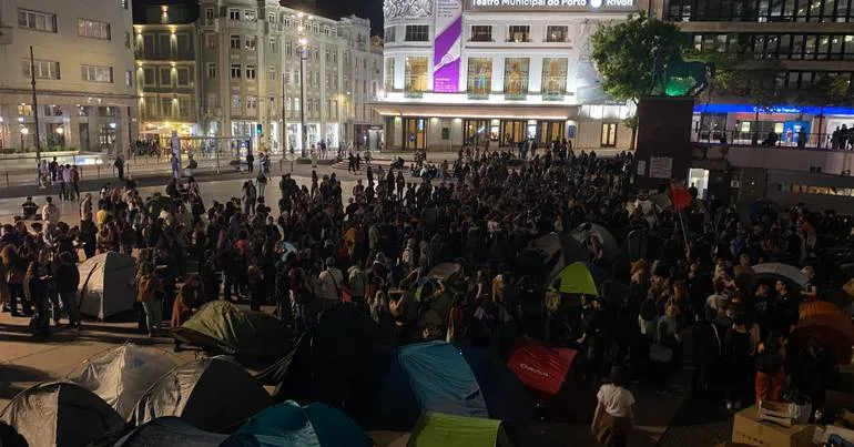 Manifestantes montam tendas e desafiam autoridades