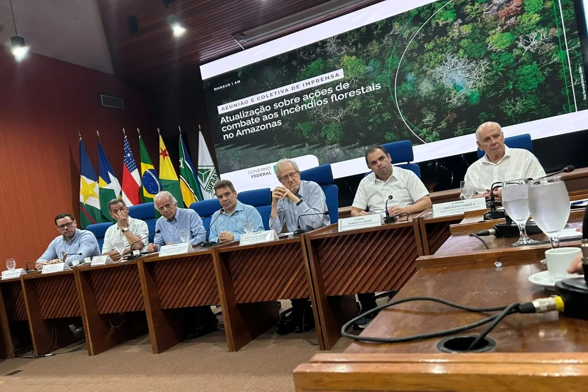 Forças Armadas ampliam combate às queimadas no Amazonas com aviões, navios e mais militares