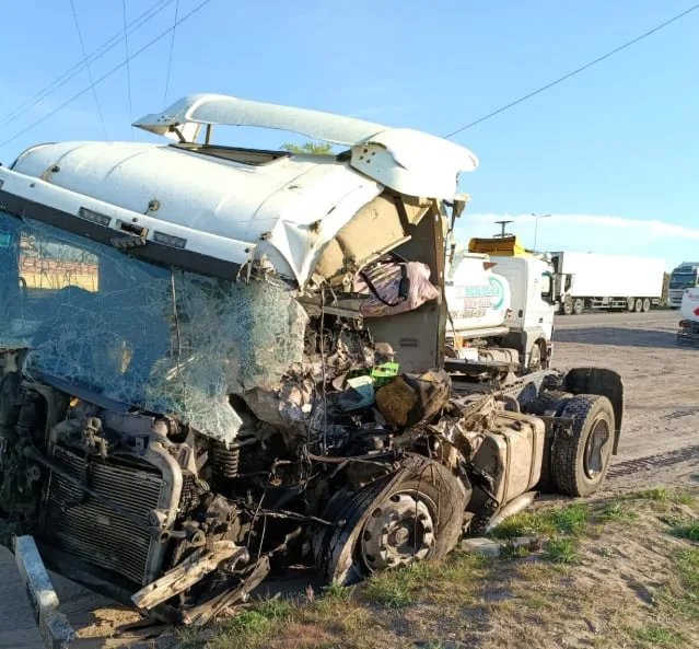 Tragedia en La Pampa: un muerto y dos heridos por un choque de camiones