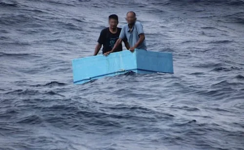 Rescatan a dos pescadores a 240 km de la costa de Chiapas; tenían cinco días desaparecidos