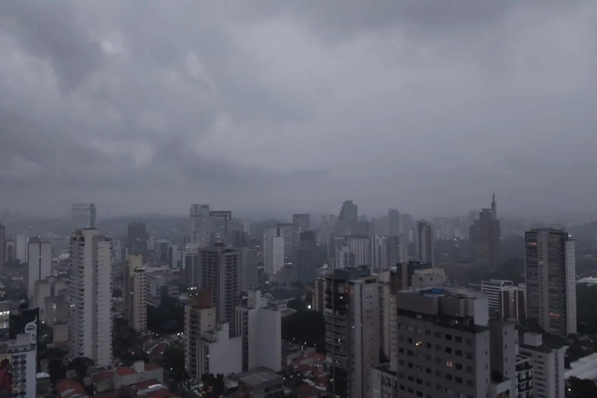 Vítima de desabamento de terra morre soterrada na zona norte de SP