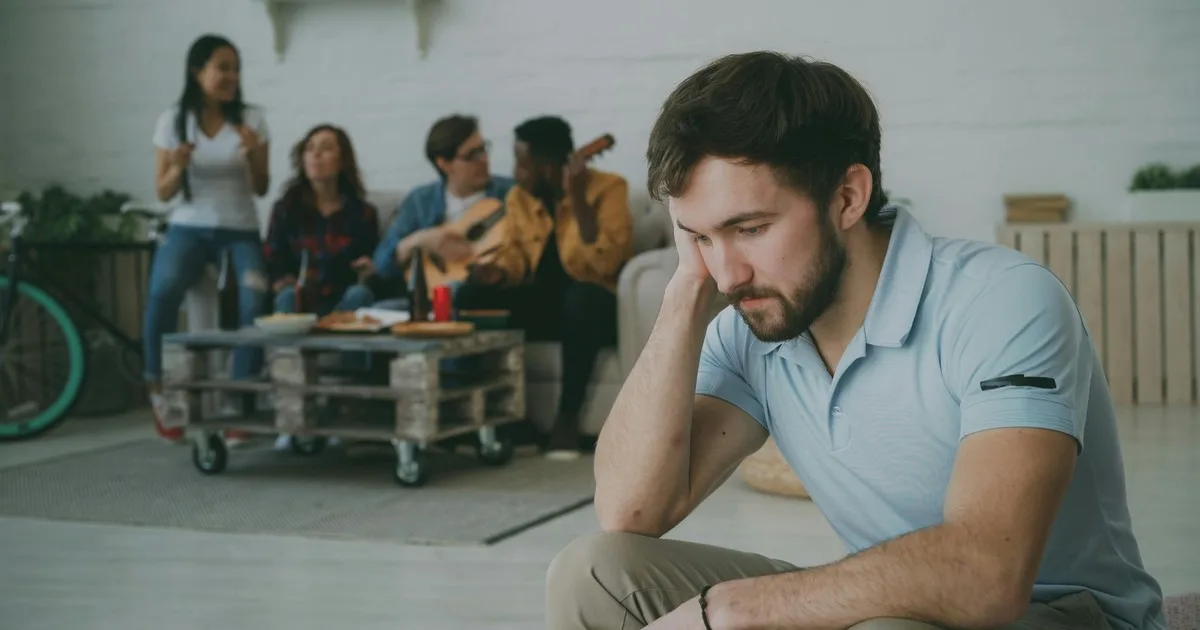 La psicología dice que ser sociable y mantener una red amplia de contactos no siempre garantiza relaciones profundas. Distintos estudios explican cómo influyen el tiempo compartido, la confianza y los cambios de prioridades durante la adultez