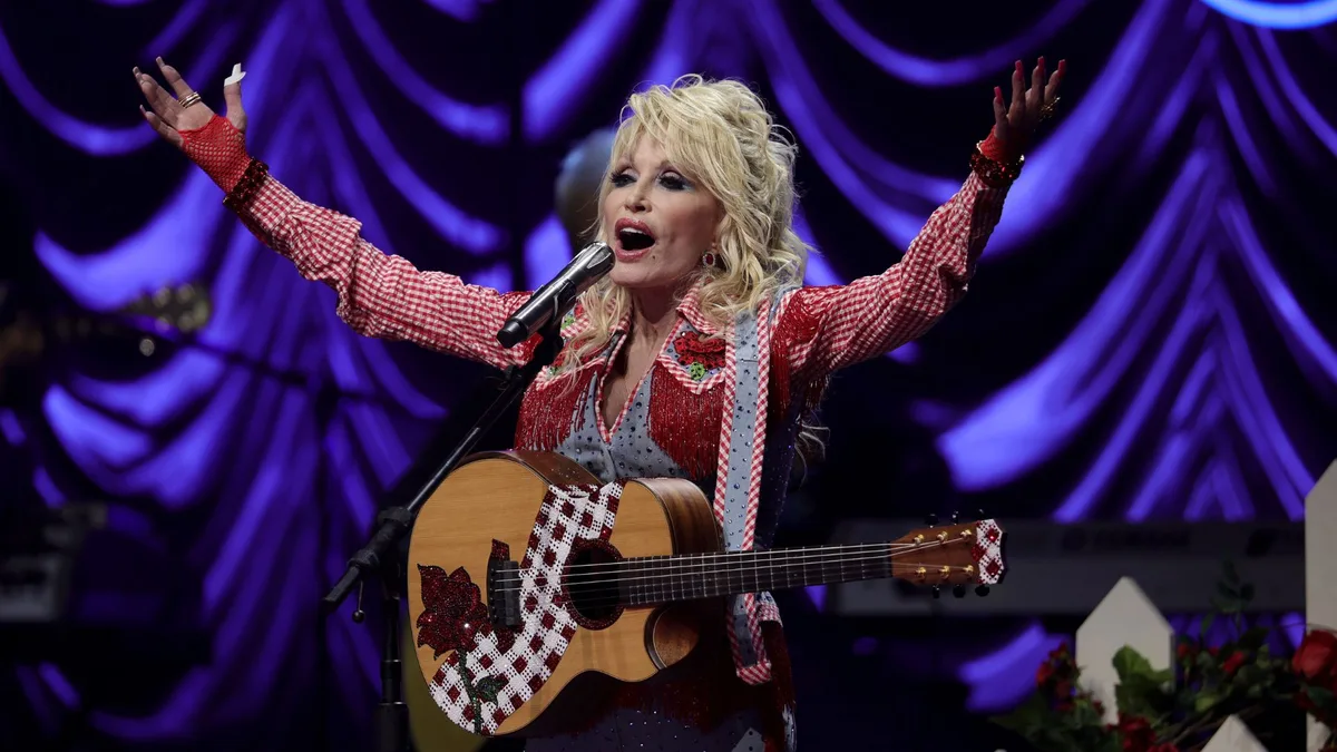 Dolly Parton, que detestava voar, terá um aeroporto batizado em sua homenagem. Ela teria gostado da piada