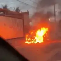 Incêndio destrói carro estacionado em faixa da Avenida Três Barras