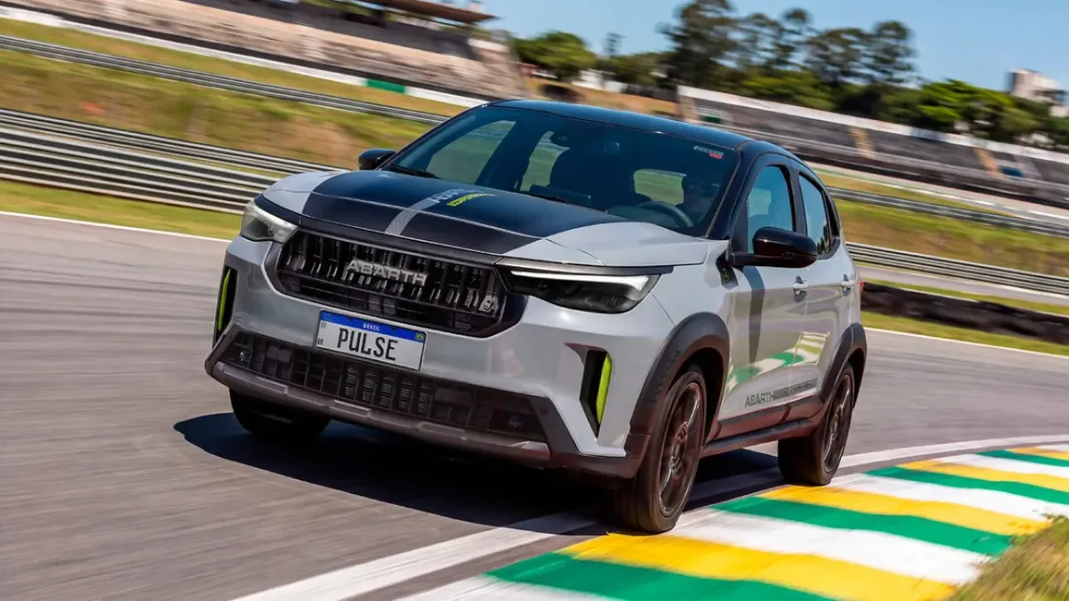 Pulse Abarth Scorpionissima é apresentado no Festival Interlagos com motor Turbo 270 de 185 cv, 27,5 kgfm e 0 a 100 km/h em 7,6 segundos com visual acid-green enquanto Fiat avalia sua produção no Brasil