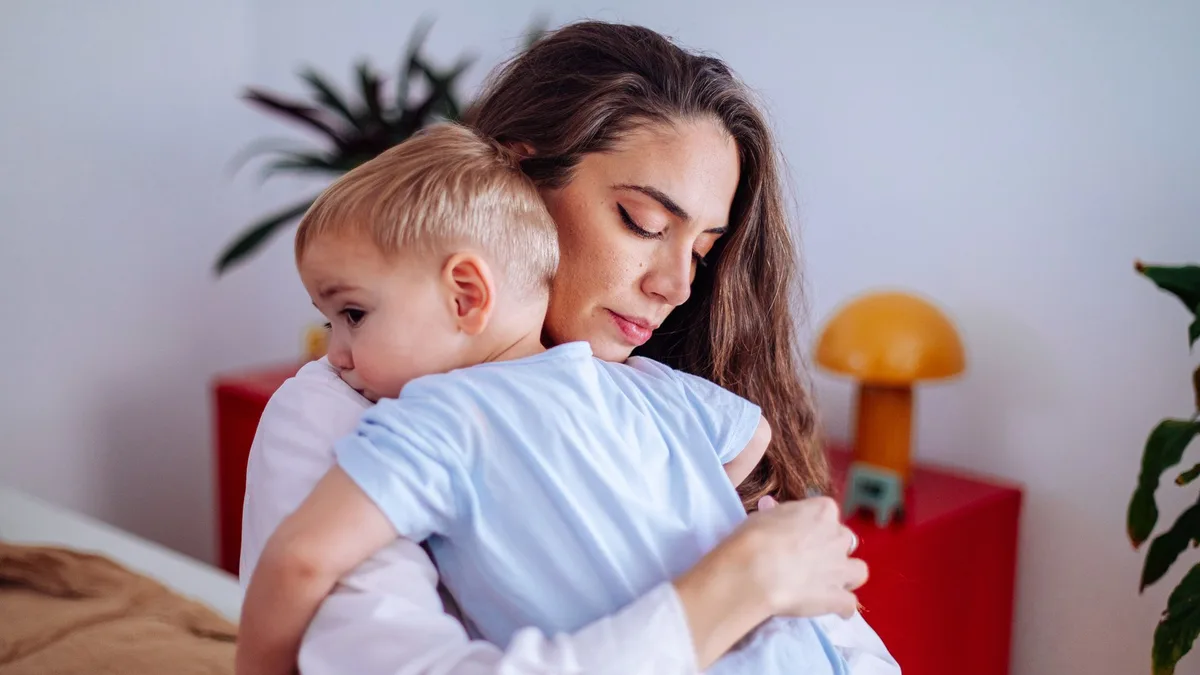 Madres sándwich o quiénes son las mujeres de la generación atrapada: "Lo que más pesa es sentir que nunca se puede dejar de estar disponible"