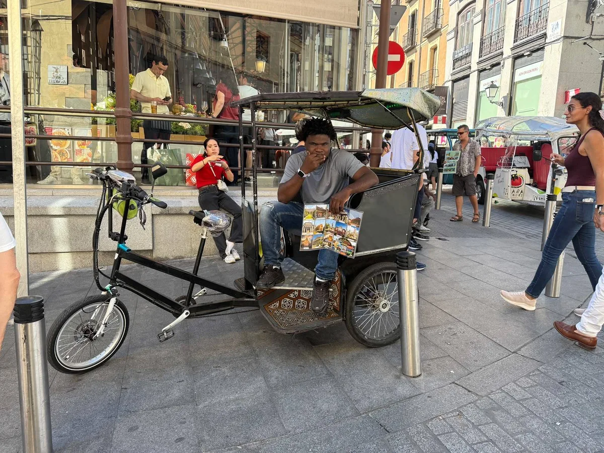 Los triciclos turísticos, bajo sospecha en Madrid: motores manipulados, seguros insuficientes y paseos sin autorización por El Retiro