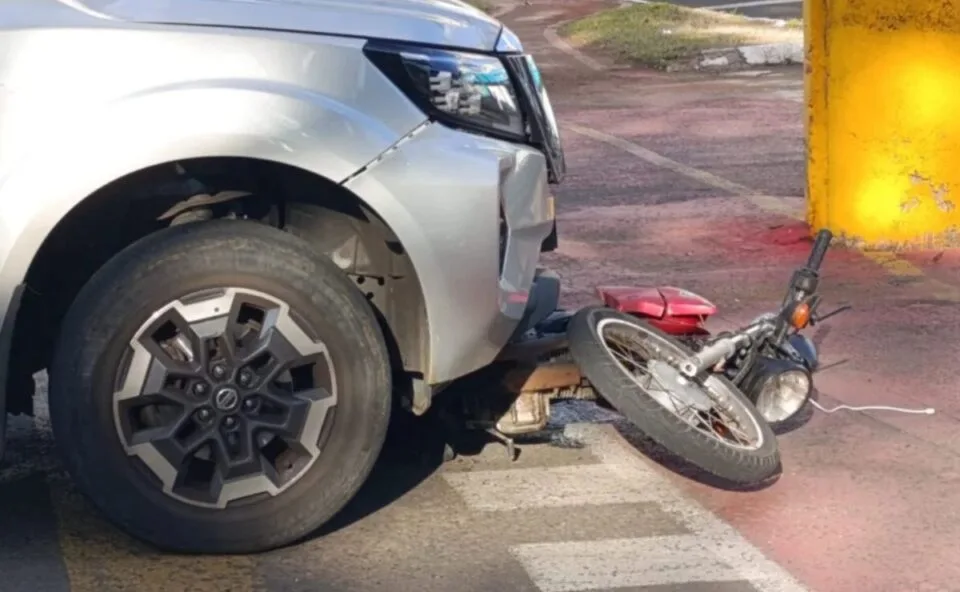 Motociclista é arremessado após forte colisão com caminhonete; moto fica presa debaixo do veículo