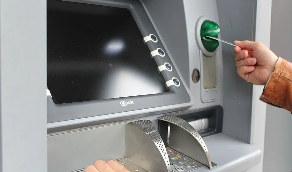 Fraudes más comunes en cajeros: clonación de tarjetas, trampas en dispensadores y engaños en la calle