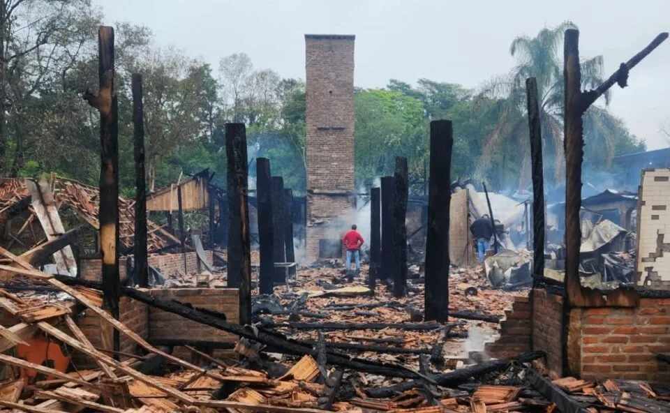 Sobrou só a chaminé! Incêndio de grandes proporções destrói famoso restaurante rústico de madeira no Paraná