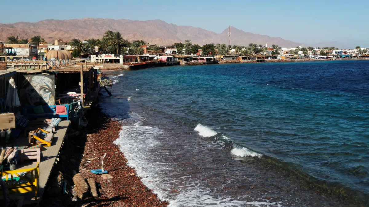 21 people killed in bus crash in Egypt