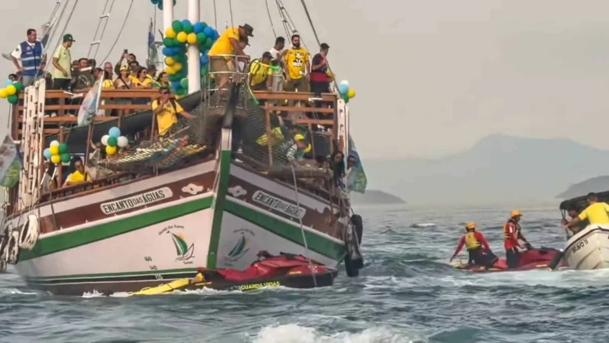 VÍDEO: “Barqueata” de Flávio Bolsonaro atropela jet ski dos bombeiros em Angra