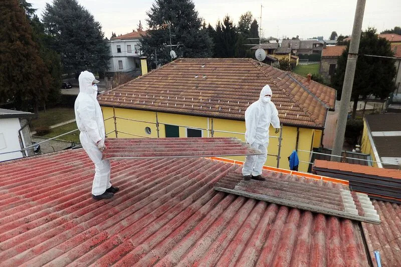 Retirada de amianto preocupa pais; diretora da escola soube num domingo à tarde