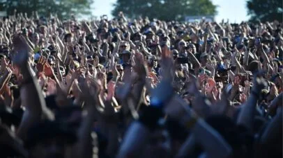 Governo assina ‘Decreto dos Fãs’ contra cambismo digital e torna obrigatória a oferta de água gratuita em shows
