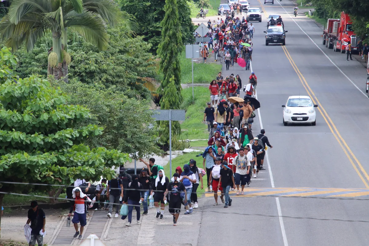 EE. UU. advierte a hondureños sobre riesgos de las caravanas migrantes y posibles deportaciones