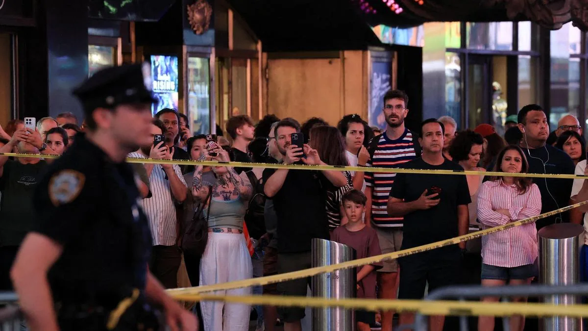 Woman randomly stabs 2 people in New York City’s Times Square, shot by police