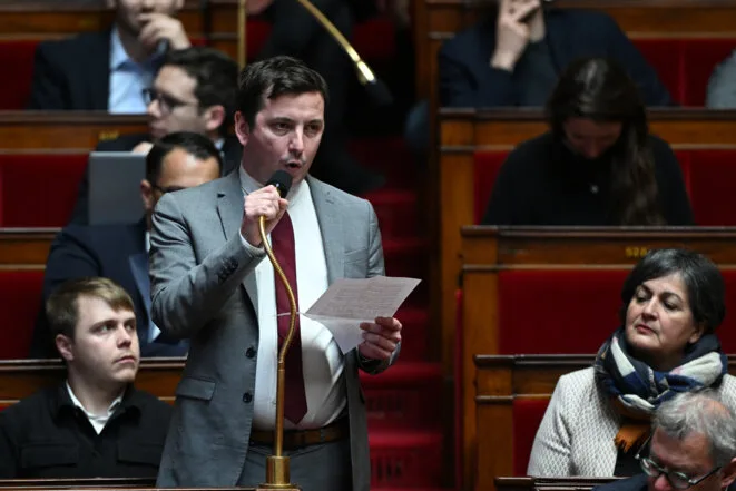 L’embarras gagne LFI après l’arrivée de l’un de ses députés chez Fayard, pilier éditorial de l’empire Bolloré