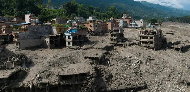 Festival em lago a 4.380 metros levou multidão à área da tragédia no Nepal