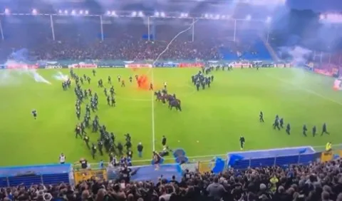 Cavalaria da polícia entra em campo para conter invasão de torcida em jogo da Copa da Alemanha