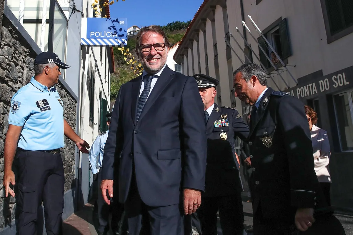 Luís Neves diz-se "absolutamente tranquilo" e remete esclarecimentos sobre moção de censura para terça-feira