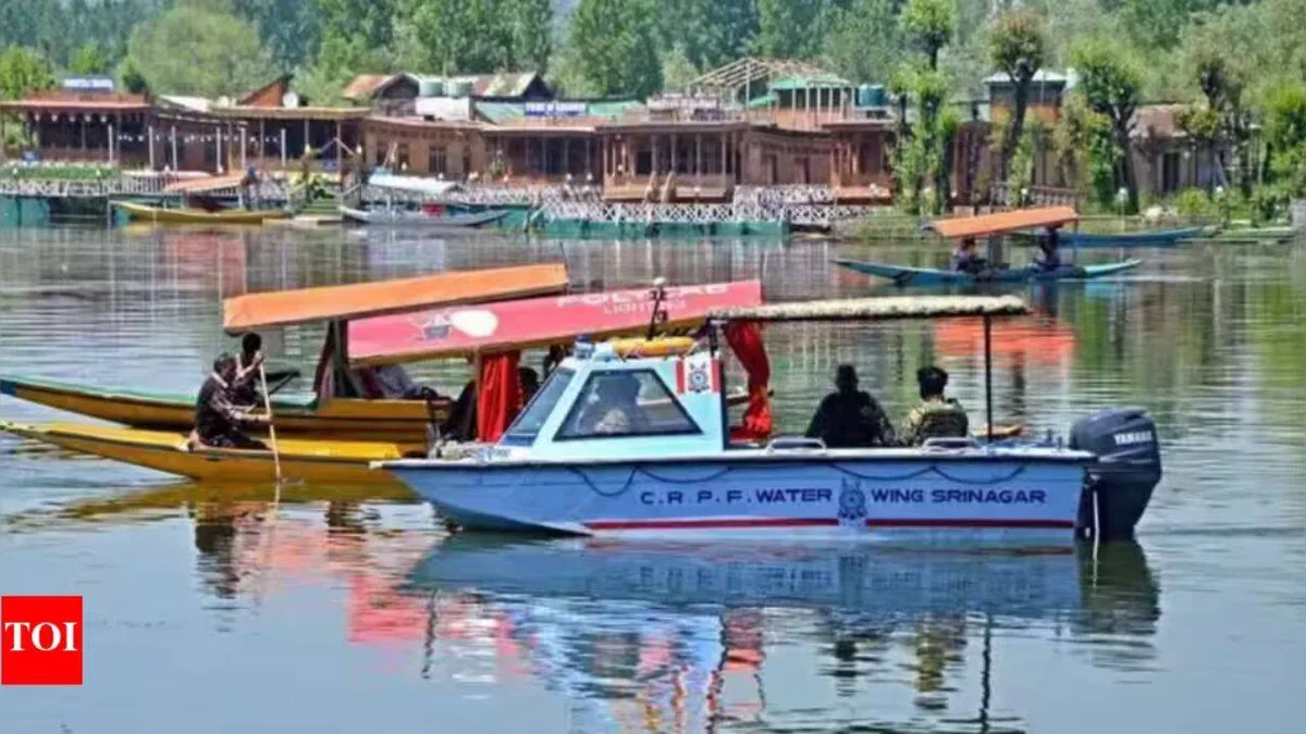 J&K HC restricts motorboat operations on Dal Lake
