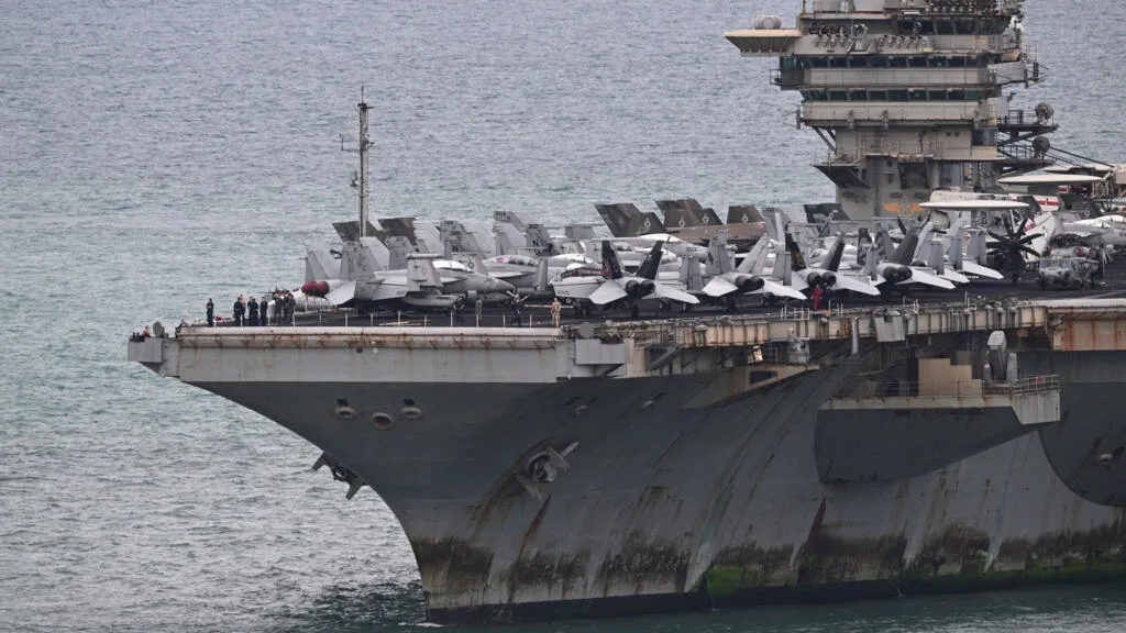 Après neuf mois en mer, le porte-avions américain Abraham Lincoln fait escale en Thaïlande