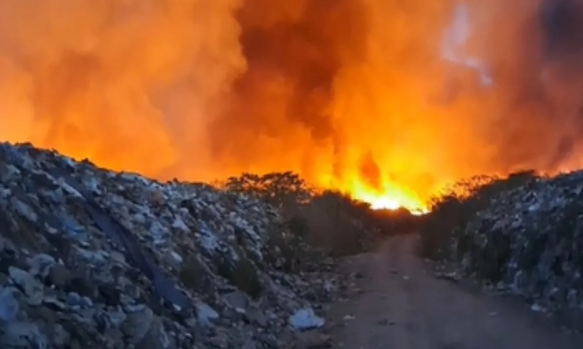 Incêndio atinge lixão de Iranduba, no Amazonas, e chamas se espalham pela área; VÍDEO