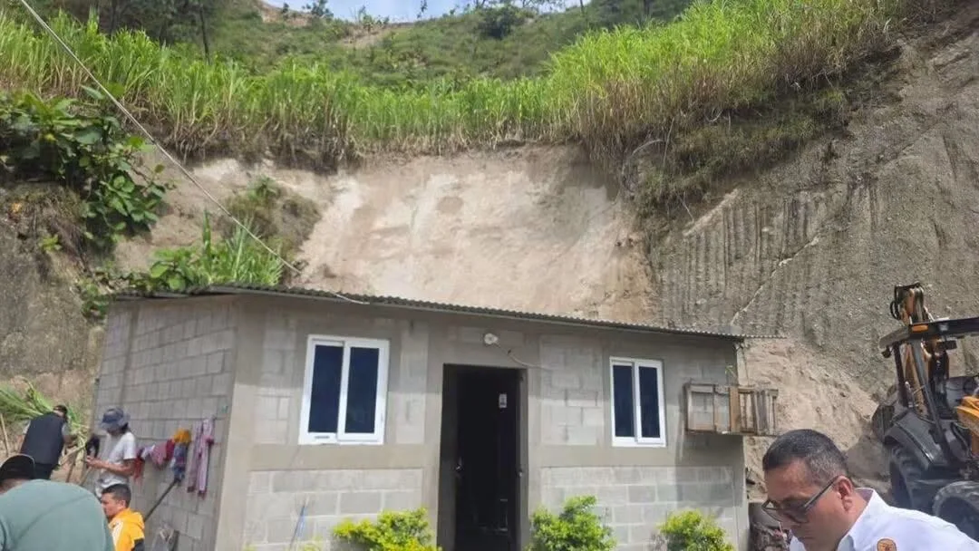 Guatemala: Dos niñas mueren soterradas tras un desprendimiento de tierra sobre una vivienda en Joyabaj, Quiché