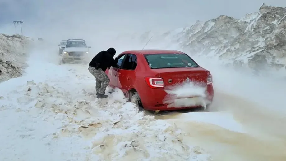 Impactante rescate a una familia que quedó varada por la nieve en Neuquén: había una mujer embarazada