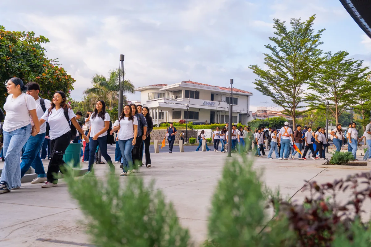 Más de 14 mil jóvenes salvadoreños ya están inscritos como becados universitarios para el ciclo 2027