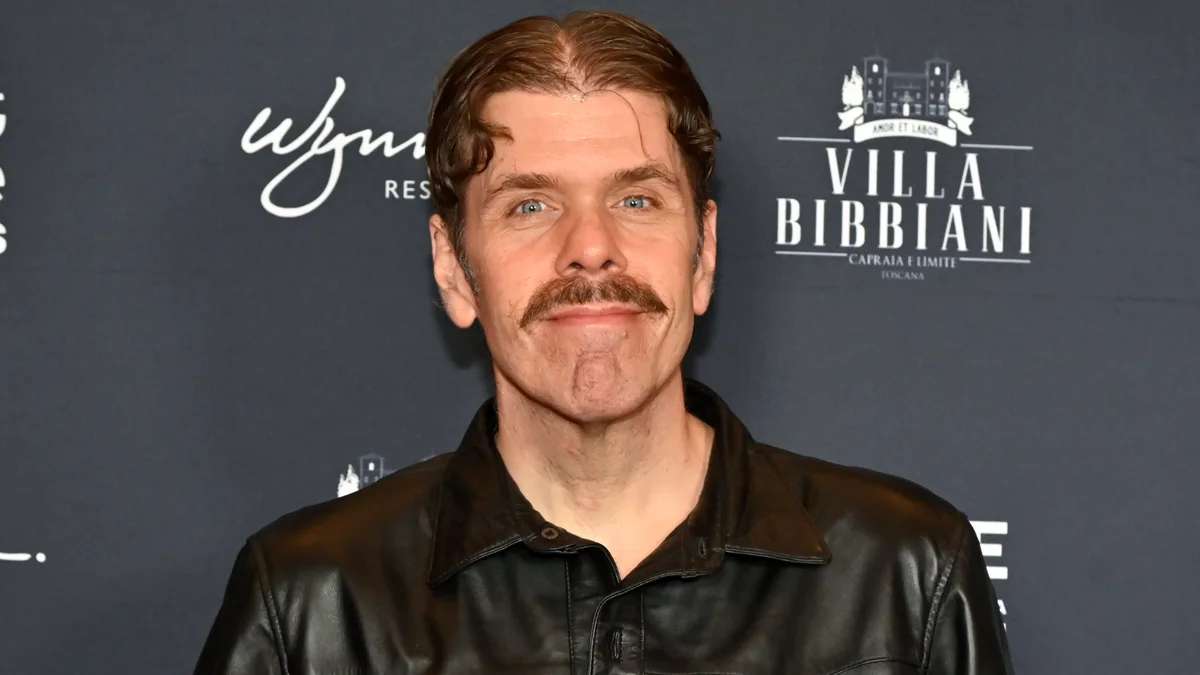 Perez Hilton: Irmã revela atitude do influenciador antes de automutilação em live e atualiza estado de saúde Perez Hilton foi hospitalizado após apresentar comportamentos preocupantes em uma live (Foto: Getty)