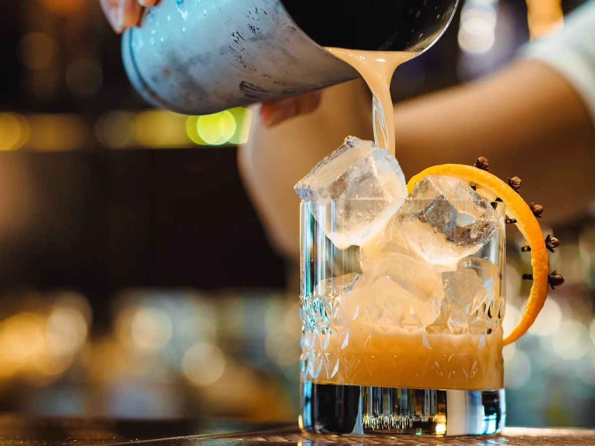A bartender shares the 5 red flags she always looks for at a bar