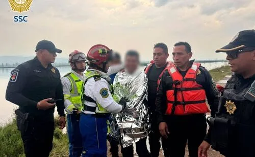 Rescatan a hombre que cayó a laguna tras ser arrastrado por su caballo en Xochimilco; perdió el control del animal