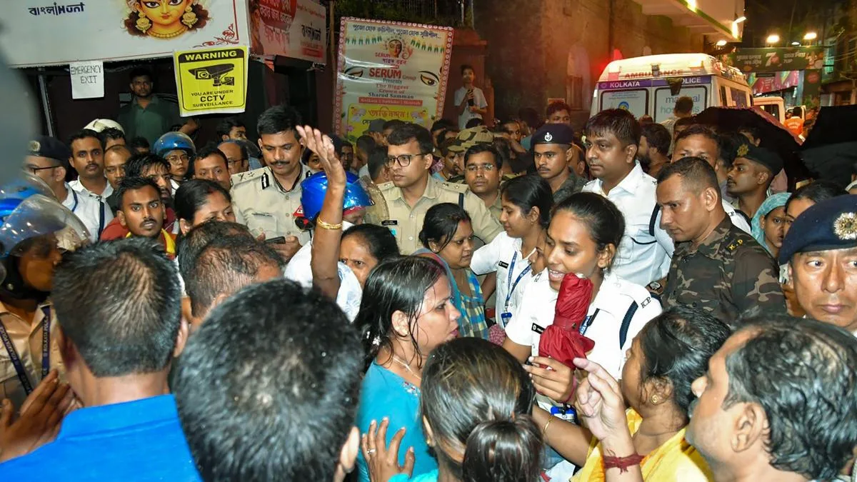 Morning Digest: At least 19 dead, 25 others injured in Kolkata pandal stampede; CJP’s Dipke released after signing peace bond, and more