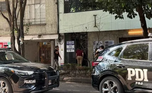 Cateo en departamento de colonia Juárez deja tres detenidos; agentes se retiran con al menos cuatro bolsas de objetos asegurados
