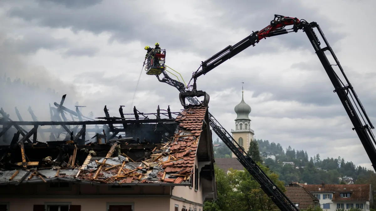 Acht Menschen verletzt: Fünf Vermisste nach Brand in Schweizer Wohngebäude