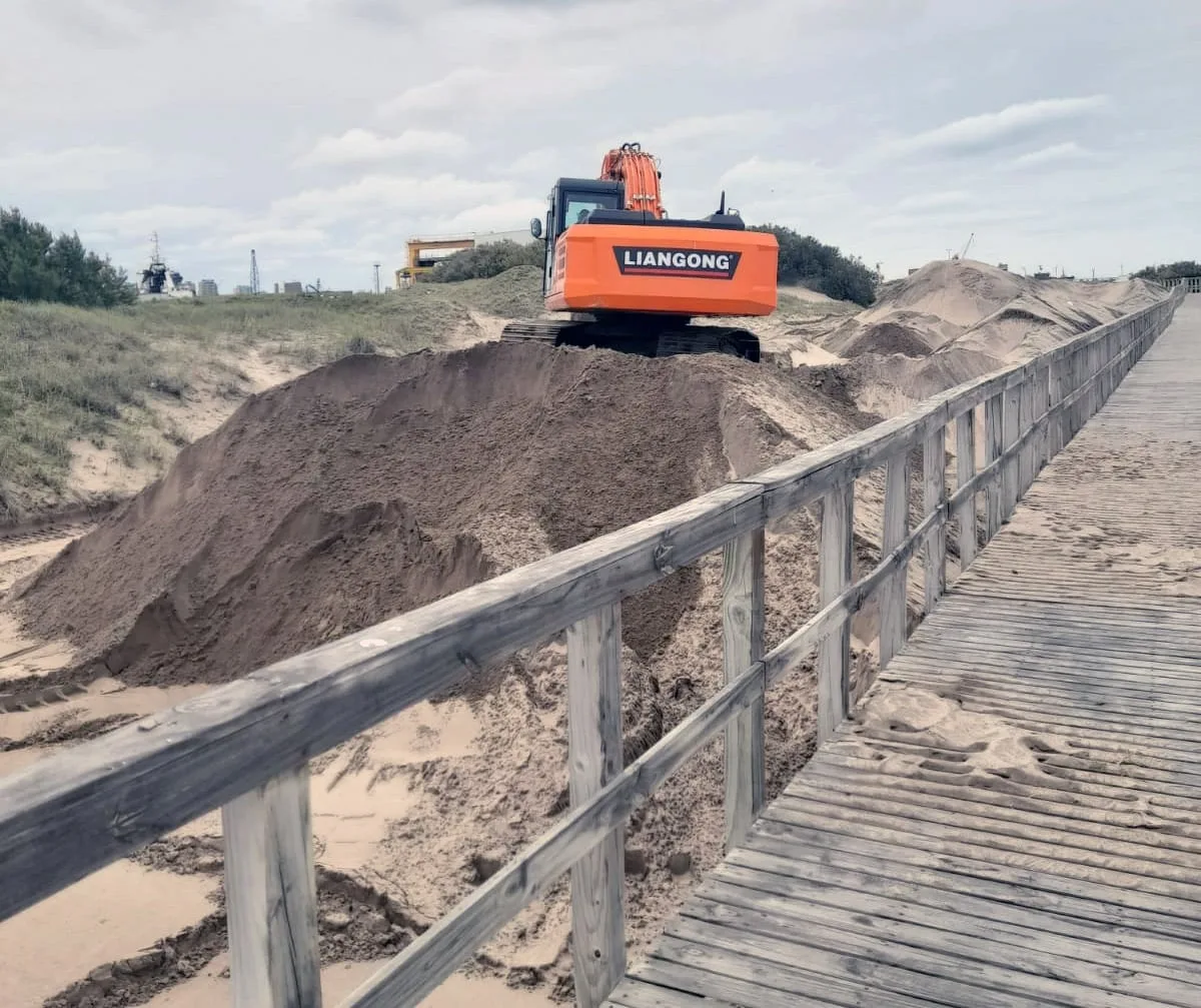 Con arena acumulada en el puerto se recuperan las playas de Punta Mogotes
