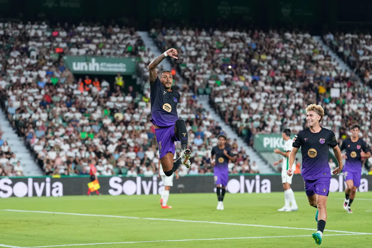 La marca Flick se impone en el Barça, que tritura al Elche en su estreno en Liga