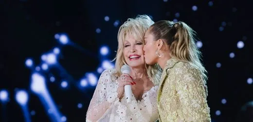 Miley Cyrus: Sängerin ehrt Dolly Parton mit bewegender »Jolene«-Hommage