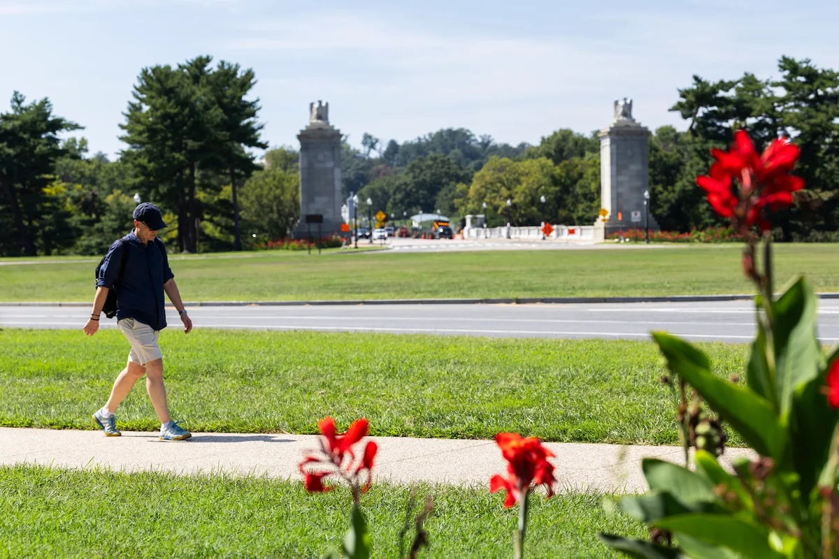 Trump’s plan to militarize proposed arch raises new legal, safety concerns