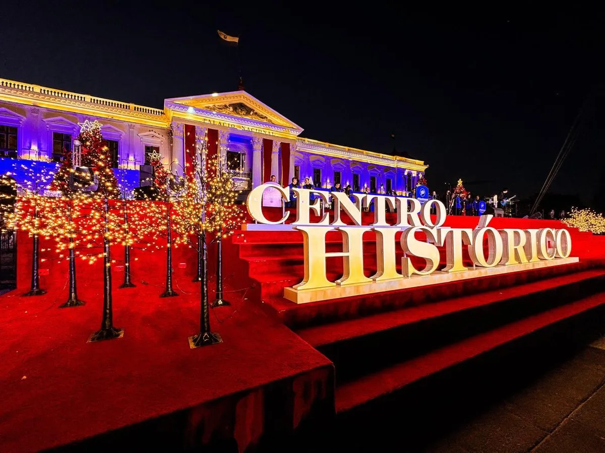 Del puesto callejero al pago digital: la transformación económica detrás de la Navidad en el Centro Histórico de San Salvador