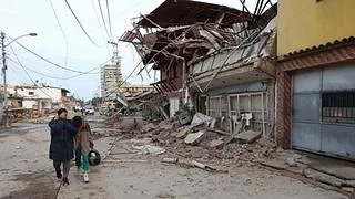 Gobierno venezolano entrega ayuda económica a familias afectadas por los terremotos