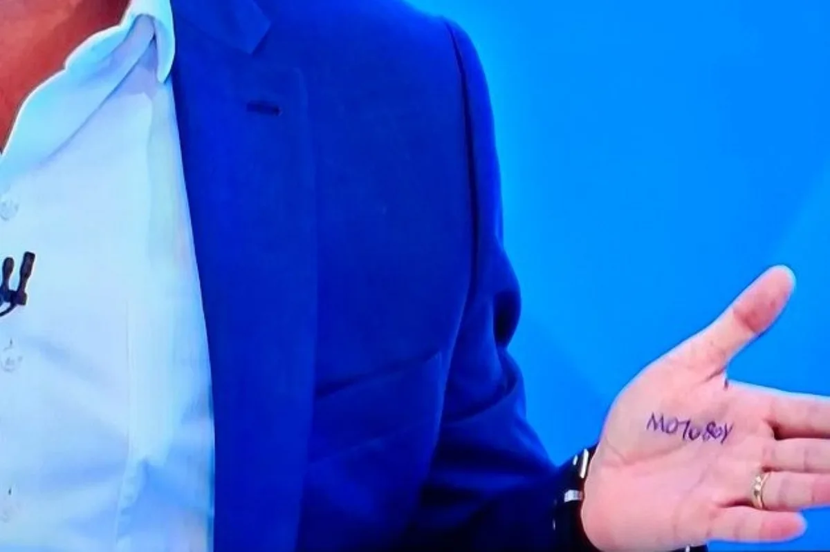 Saiba o que estava escrito na mão de Flávio Bolsonaro na sabatina da Globo