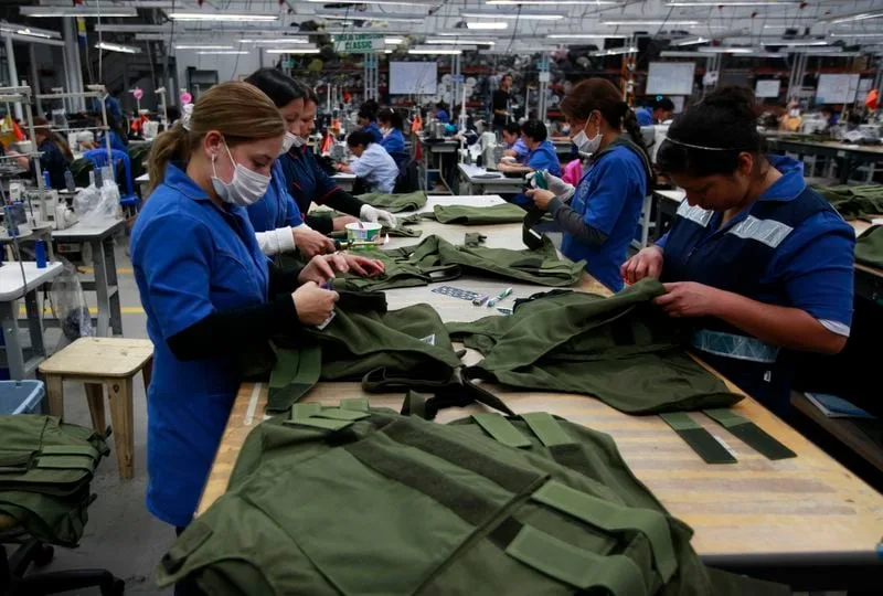 Cómo cambia el pago de horas extras para millones de trabajadores en Colombia ante reglas que eliminó el gobierno de De la Espriella