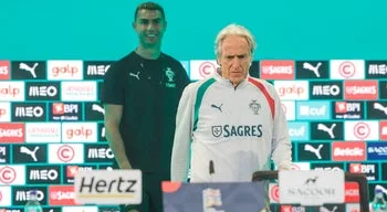 Jorge Jesus "um bocadão" ansioso com a estreia, CR7 admite ficar no banco